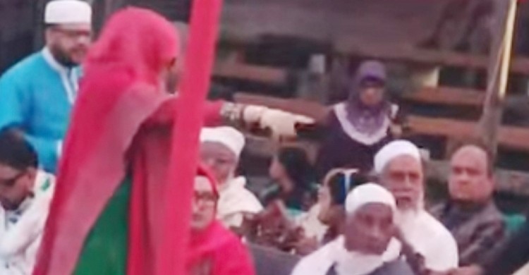 মুক্তিযোদ্ধাকে চেয়ার থেকে তুলে দিলেন মহিলা দলের নেত্রী