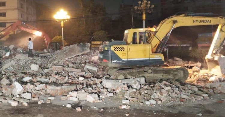 রাজশাহীতে আ.লীগের অফিস গুঁড়িয়ে দিলেন বিক্ষোভকারীরা