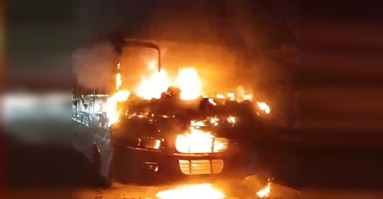 এবার মানিকগঞ্জে স্কুলবাসে আগুন, ঘুমন্ত চালক দগ্ধ