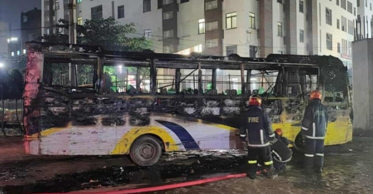 আশুলিয়ায় দাঁড়িয়ে থাকা বাসে দুর্বৃত্তদের আগুন, চালক আহত