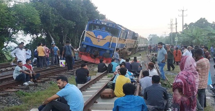 পাবনায় ট্রেন লাইনচ্যুত, উত্তরবঙ্গের সঙ্গে ঢাকার রেল যোগাযোগ বন্ধ