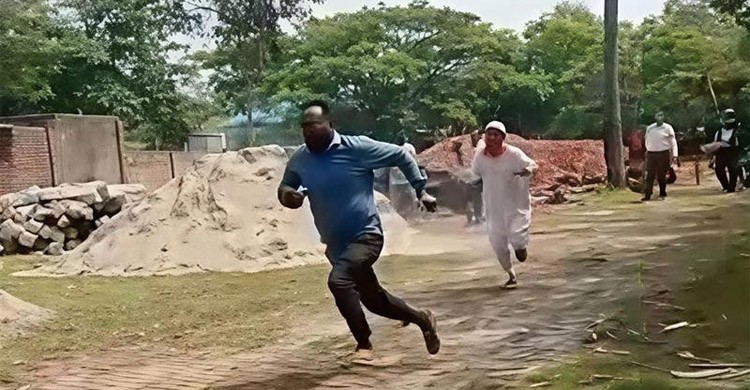 ব্রাহ্মণবাড়িয়ায় কাজের মান নিয়ে প্রশ্ন তোলায় প্রকৌশলীকে লাঠি নিয়ে ধাওয়া করলেন ঠিকাদার