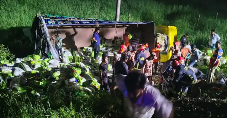 দাউদকান্দিতে চালবোঝাই ট্রাক উল্টে চাপা পড়ে নিহত ৭