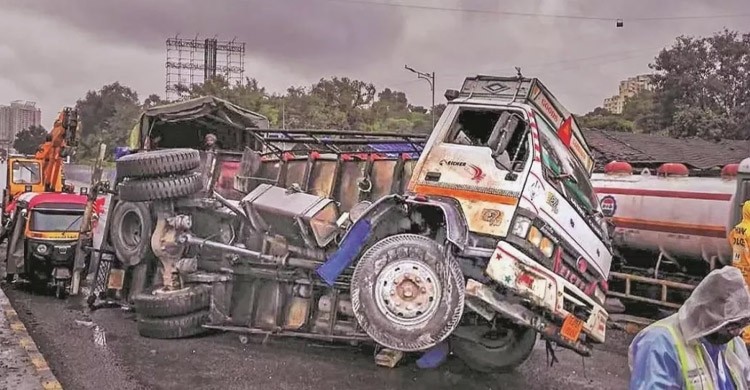 ভারতের উত্তর প্রদেশে সড়ক দুর্ঘটনায় শিশুসহ নিহত ১১