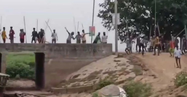 নাটোরে জমি বিরোধে দুই পক্ষের সংঘর্ষ, নারীসহ আহত অন্তত ৩০