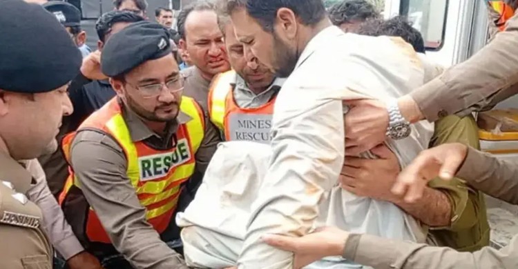 খনির ধ্বংসস্তূপ থেকে ১৭ দিন পর শ্রমিককে জীবিত উদ্ধার