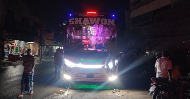 রৌমারী-ঢাকা রুটে বাসে চাঁদাবাজির অভিযোগ, চাঁদা না দেওয়ায় গাড়ি আটক