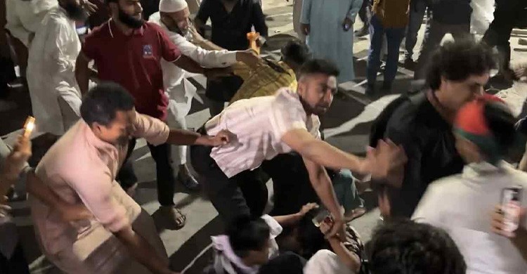 রাজধানীর শাহবাগে ট্রান্সজেন্ডারদের পেটাল জনতা