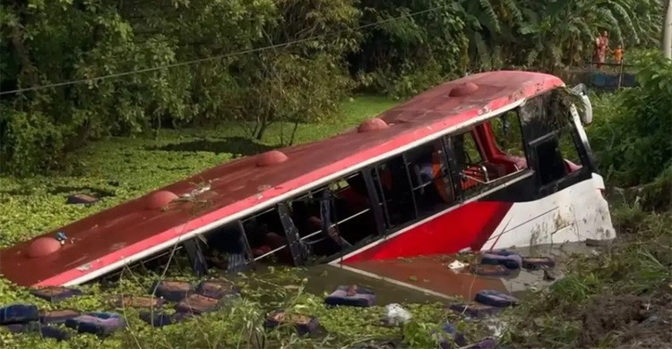 ফরিদপুরে ৫২ যাত্রী নিয়ে মহাসড়কের পাশে খালে পড়ে গেল বাস, চালক পলাতক