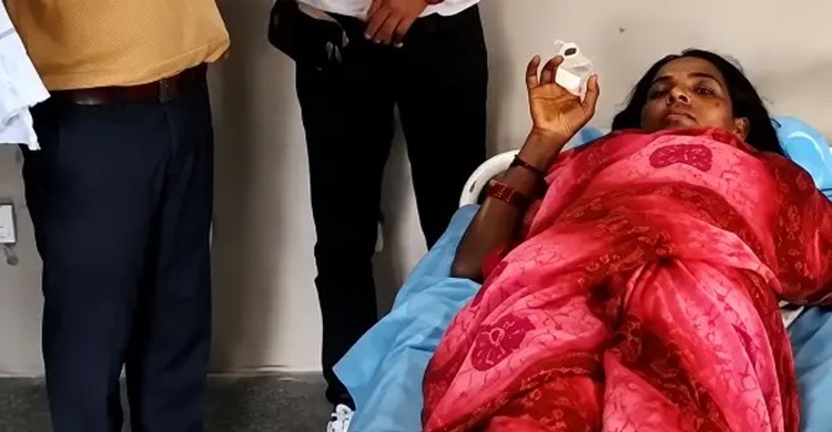 রান্নাঘরে ২ মিনিটে ৫ বার সাপের ছোবল, অলৌকিকভাবে বাঁচলেন নারী