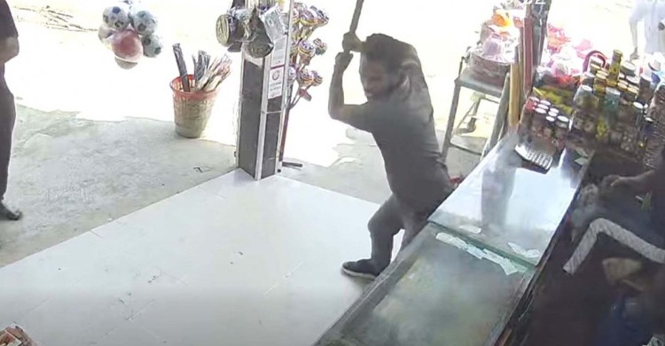 চাঁদার দাবিতে স্বেচ্ছাসেবক দলের কর্মীদের বিরুদ্ধে দোকান ভাঙচুরের অভিযোগ