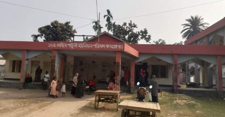 ফ্যামিলি কার্ডের আবেদনের খবর শুনে ইউনিয়ন পরিষদে ভিড়, টাকা দিয়ে আবেদন