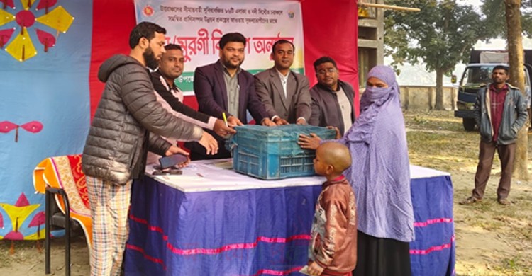 রাজীবপুরে প্রাণিসম্পদ দপ্তরের উদ্যোগে প্রান্তিক খামারিদের মাঝে মোরগ-মুরগি বিতরণ