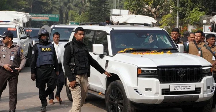 তারেক রহমানের চলন্ত গাড়িতে খাম লাগিয়ে উধাও মোটরসাইকেল চালক