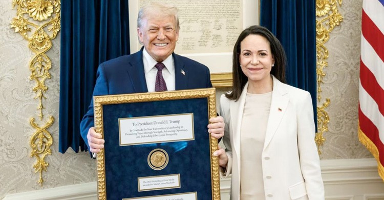 ট্রাম্পকে নিজের নোবেল পদক উপহার দিলেন মাচাদো