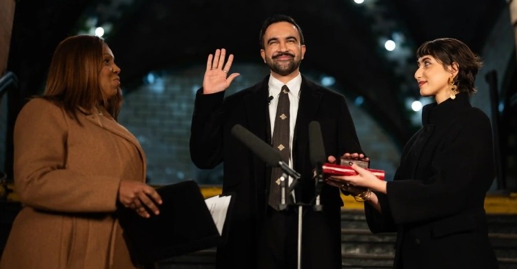 পবিত্র কোরআন হাতে নিউইয়র্ক সিটির মেয়র হিসেবে শপথ নিলেন জোহরান মামদানি