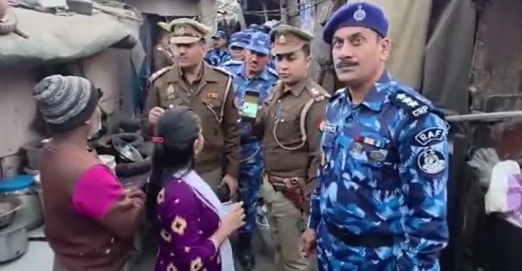 পিঠে ফোন ঠেকিয়ে ‘বাংলাদেশি’ যাচাই, ভারতীয়দের হেনস্তার ভিডিও ভাইরাল