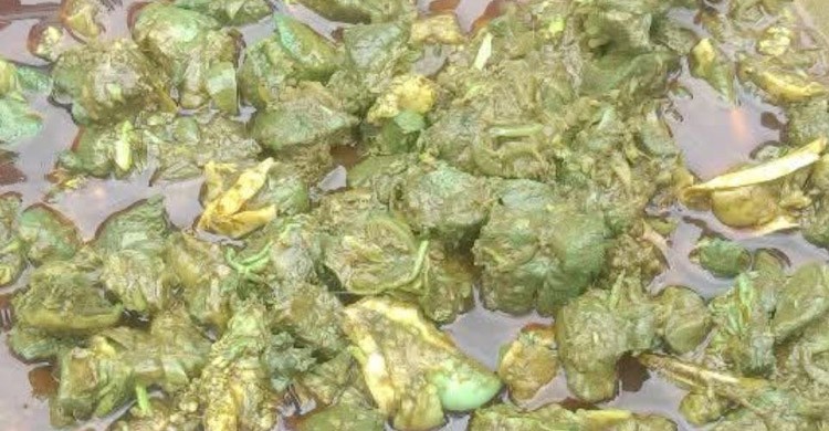 খুলনায় রান্নার সময় সবুজ হয়ে যাচ্ছিল গরুর মাংস, কড়াই নিয়ে হাজির থানায়