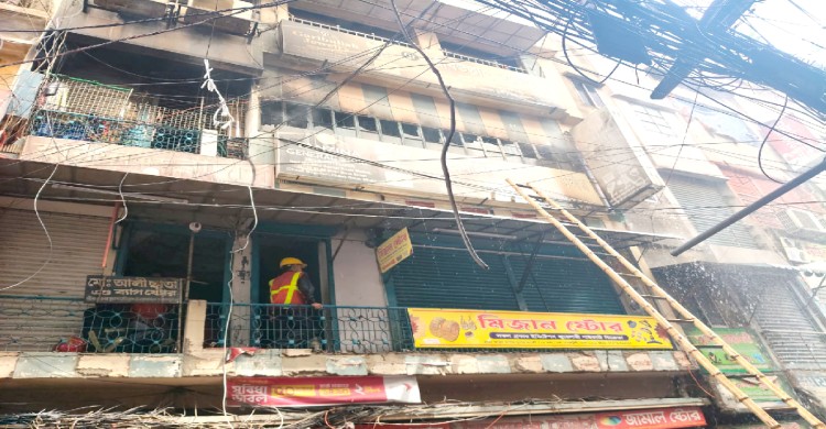 চকবাজার খাজা মার্কেটে আগুন এক ঘণ্টার চেষ্টায় নিয়ন্ত্রণে