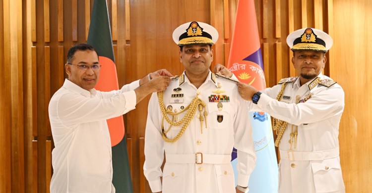 নৌবাহিনীর নতুন প্রধানকে র‌্যাঙ্ক ব্যাজ পরালেন প্রধানমন্ত্রী তারেক রহমান