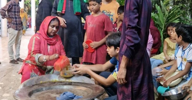 মহররম উপলক্ষে আইভীর বাড়িতে নেওয়াজ বিতরণ