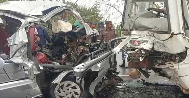 বাগেরহাটে বাস-মাইক্রোবাস মুখোমুখি সংঘর্ষে ১৩ জনের মৃত্যু