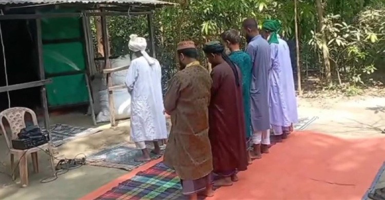 চাঁদপুরের এক গ্রামে আগাম ঈদ উদযাপন, অংশ নিলেন মাত্র ৭ মুসল্লি