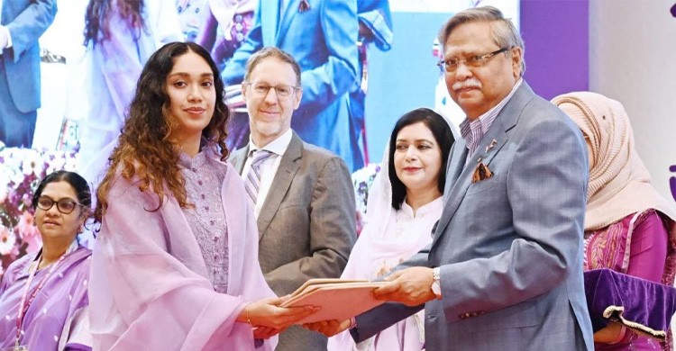 খালেদা জিয়ার মরণোত্তর পুরস্কার গ্রহণ করলেন নাতনি জাইমা রহমান