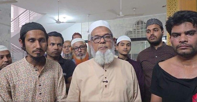 ‘৪০ টাকার ময়লা বিলে ১২০ থেকে ১৫০ টাকা চাঁদা, প্রতিবাদ করাতেই আমার ওপর হামলা’