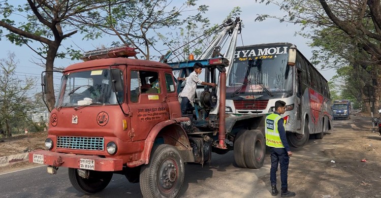 ফেনীতে বাস-অ্যাম্বুলেন্স-মোটরসাইকেলের ত্রিমুখী সংঘর্ষে নিহত ৩