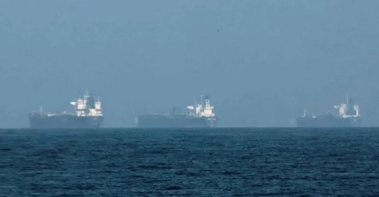 মধ্যপ্রাচ্য উত্তেজনায় পারস্য উপসাগর ও লোহিত সাগরে আটকা ফ্রান্সের ৬০ জাহাজ