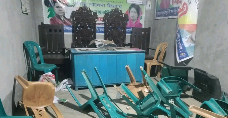 গাইবান্ধায় বিএনপি কার্যালয়ে অস্ত্র-রড নিয়ে আওয়ামী লীগের হামলা