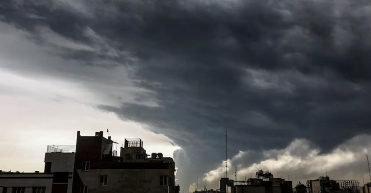 ইরানের আকাশে মেঘের ঘনঘটা, ঝরছে অদ্ভুত ‘কালো বৃষ্টি’