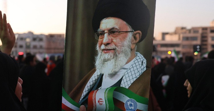 খামেনির রাষ্ট্রীয় জানাজা স্থগিত করল ইরান