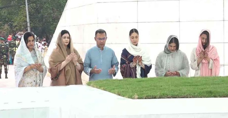 মা-বাবার কবর জিয়ারত করলেন প্রধানমন্ত্রী