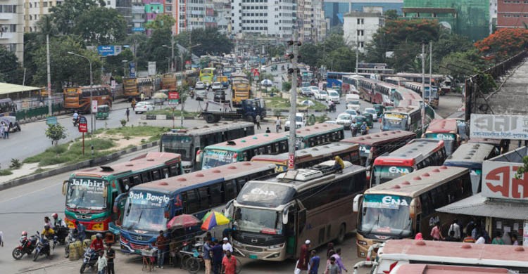 ঈদ যাত্রায় ভোগান্তি: দূরপাল্লার বাসে গুনতে হচ্ছে ২০০-৮০০ টাকা অতিরিক্ত ভাড়া