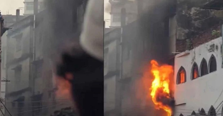 গুলিস্তানে জুতার গুদামে আগুন, নিয়ন্ত্রণে কাজ করছে ফায়ার সার্ভিস