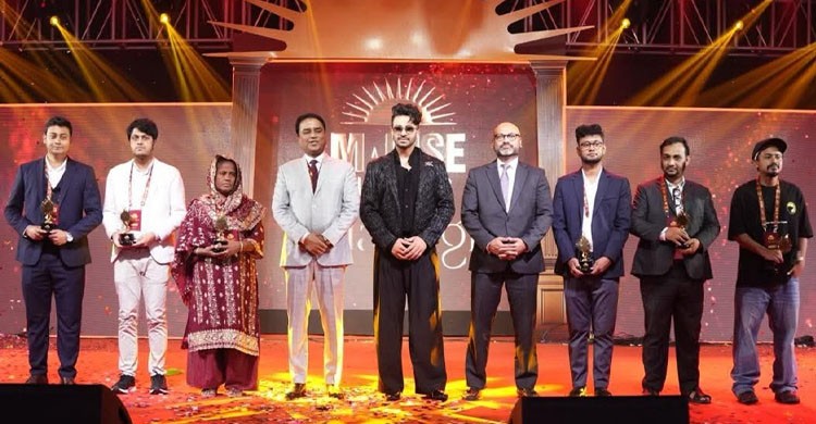 সমাজ বদলে দেওয়া ৬ জন পেলেন ‘এম-রাইজ হিরো’ সম্মাননা