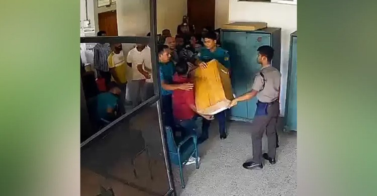 পুলিশের সামনেই টেন্ডার বাক্স ছিনতাই, রাজশাহীতে নিলাম নিয়ে চাঞ্চল্য