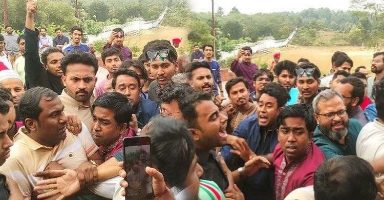 কুবিতে বিজয় দিবসে পুষ্পস্তবক অর্পণ নিয়ে উত্তেজনা, ছাত্রদল-শিক্ষার্থীদের দুই দফা বাকবিতণ্ডা