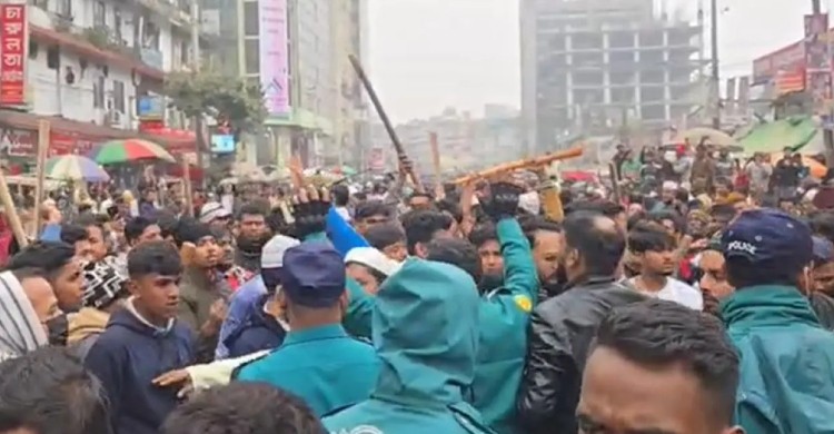 কাওরানবাজারে চাঁদাবাজবিরোধী মানববন্ধনে হামলা, ধাওয়া-পাল্টা ধাওয়া