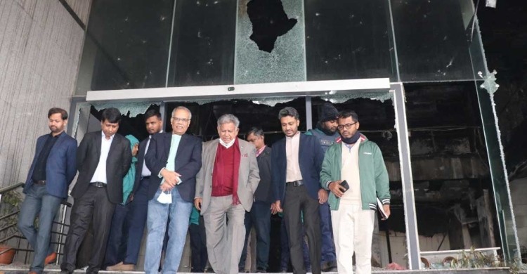 ক্ষতিগ্রস্ত প্রথম আলো ও ডেইলি স্টার কার্যালয় পরিদর্শন করলেন শ্রম উপদেষ্টা