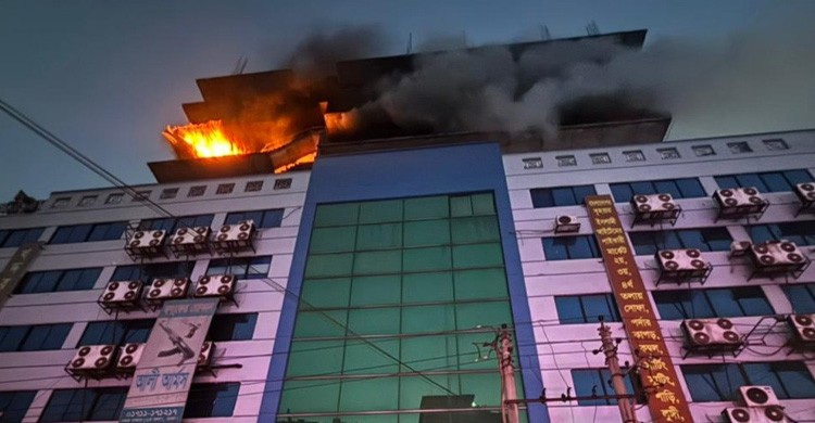 গুলিস্তানের খদ্দর মার্কেটে ভয়াবহ আগুন, নিয়ন্ত্রণে ফায়ার সার্ভিসের ৬ ইউনিট
