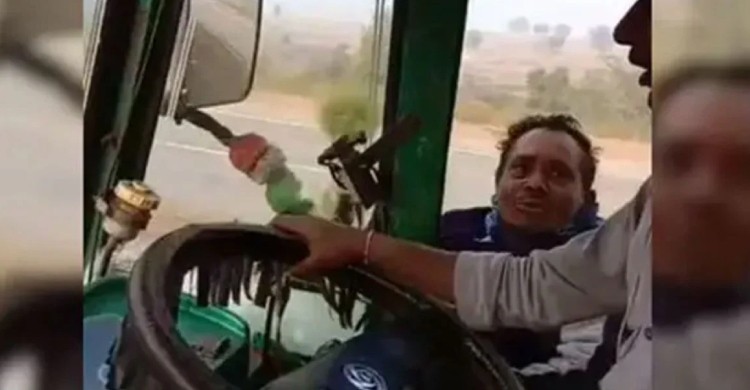 চাঁদাবাজকে ৫ কিলোমিটার ঝুলিয়ে নিয়ে গেলেন ট্রাকচালক