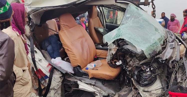 ট্রাক-অ্যাম্বুলেন্সের মুখোমুখি সংঘর্ষে ভাই-বোনসহ নিহত ৩