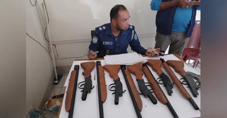 নোয়াখালীতে কবর থেকে বস্তাভর্তি বন্দুক-পাইপগান উদ্ধার