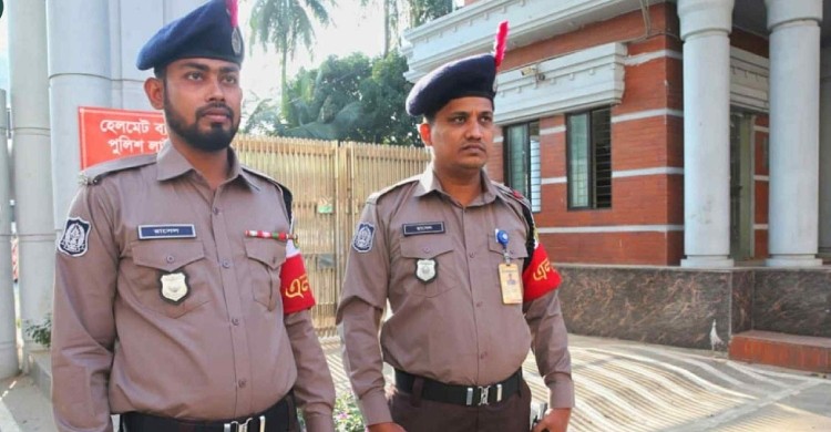 নতুন পোশাকে মাঠে নামলেন পুলিশ সদস্যরা