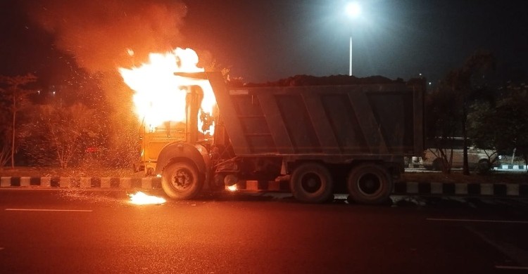 ঢাকার ৩০০ ফিটে মাটি বোঝাই ট্রাকে আগুন