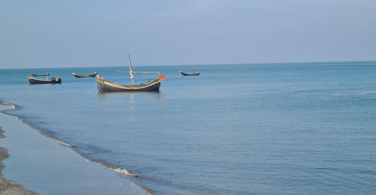 দুই ট্রলারসহ ১২ জেলেকে ধরে নিয়ে গেল আরাকান আর্মি