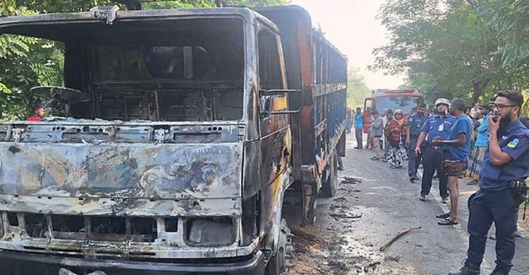 পদ্মা সেতুর সামনে এক্সপ্রেসওয়ে অবরোধ, ট্রাকে আগুন ও বাস ভাঙচুর